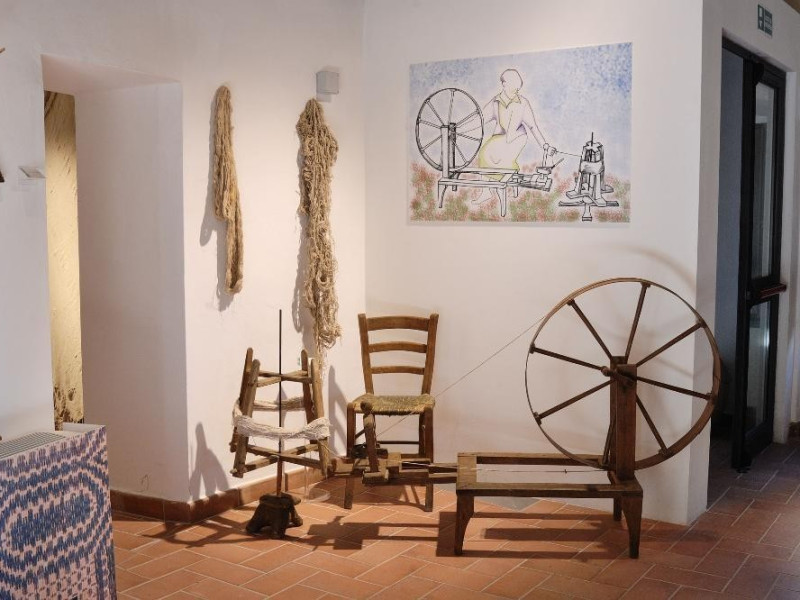 Sala espositiva. Attrezzi per la lavorazione  jpg; 2126 pixels; 1417 pixels Sala espositiva. Attrezzi per la lavorazione  jpg; 2126 pixels; 1417 pixels