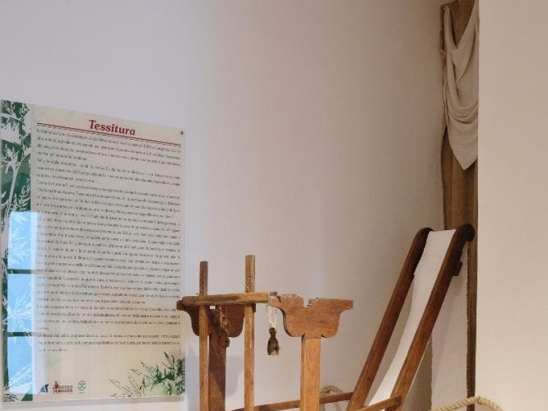 Museo della canapa. Sala espositiva. Attrezzi jpg; 1417 pixels; 2126 pixels Museo della canapa. Sala espositiva. Attrezzi jpg; 1417 pixels; 2126 pixels
