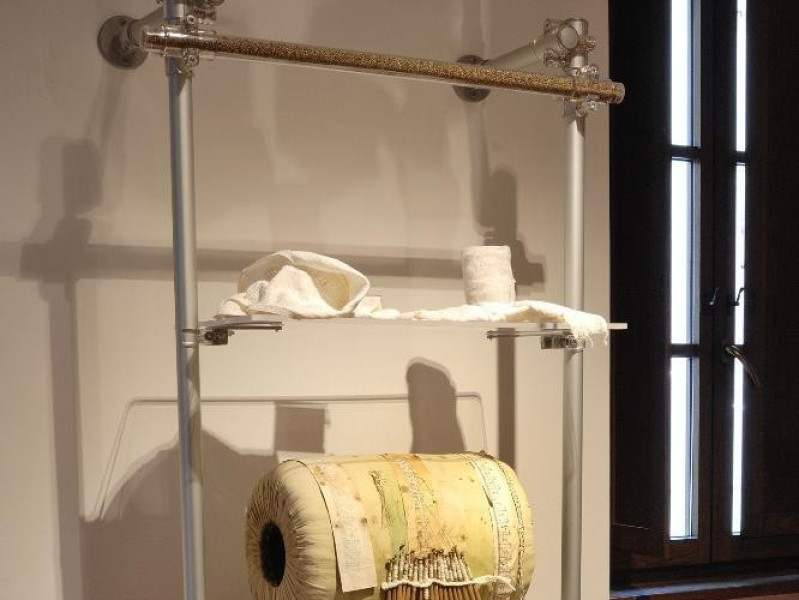 Museo della canapa. Sala espositiva. Tombolo. jpg; 1417 pixels; 2126 pixels Museo della canapa. Sala espositiva. Tombolo. jpg; 1417 pixels; 2126 pixels