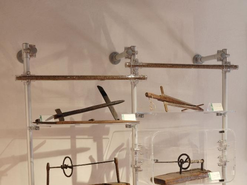 Museo della canapa. Sala espositiva. Attrezzi jpg; 1417 pixels; 2126 pixels Museo della canapa. Sala espositiva. Attrezzi jpg; 1417 pixels; 2126 pixels