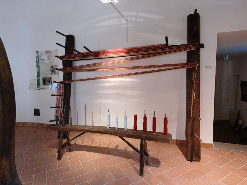Museo della canapa. Sala espositiva. Orditoio jpg; 2126 pixels; 1417 pixels Museo della canapa. Sala espositiva. Orditoio jpg; 2126 pixels; 1417 pixels