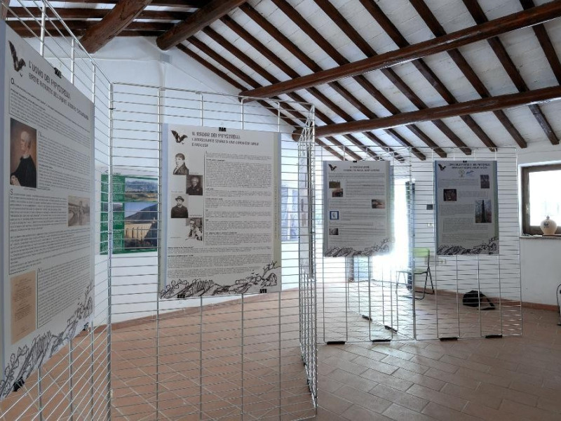 Centro visita di Monteluco. Sala espositiva. jpg; 2126 pixels; 1417 pixels Centro visita di Monteluco. Sala espositiva. jpg; 2126 pixels; 1417 pixels
