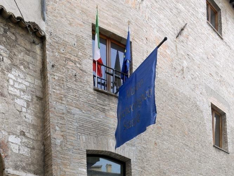 Museo Archeologico Nazionale e teatro romano. jpg; 1417 pixels; 2126 pixels Museo Archeologico Nazionale e teatro romano. jpg; 1417 pixels; 2126 pixels