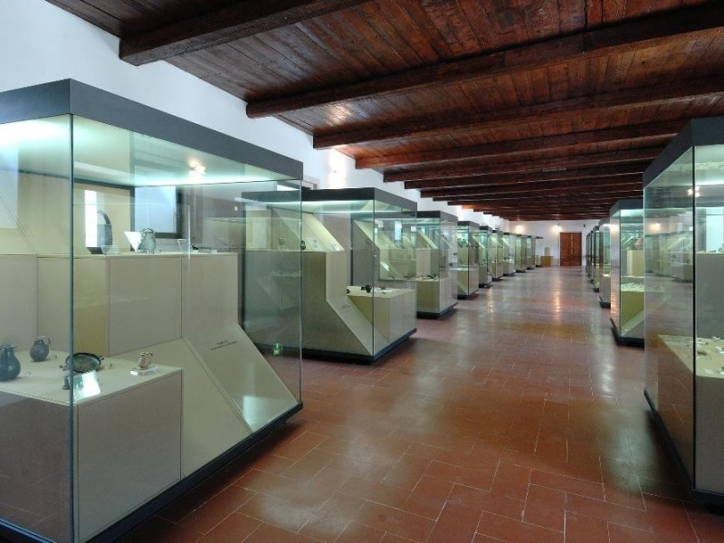 Museo Archeologico Nazionale e teatro romano. jpg; 2126 pixels; 1417 pixels Museo Archeologico Nazionale e teatro romano. jpg; 2126 pixels; 1417 pixels