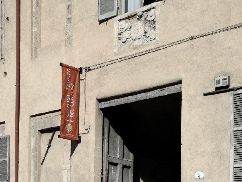 Museo del tessile e del costume antico. Ester jpg; 1417 pixels; 2126 pixels