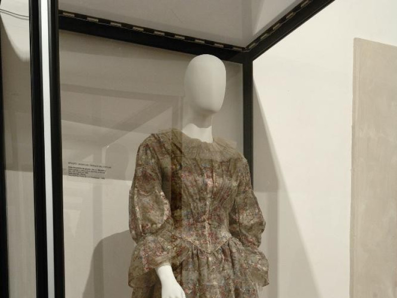 Abito femminile da passeggio. XVIII secolo. jpg; 1417 pixels; 2126 pixels