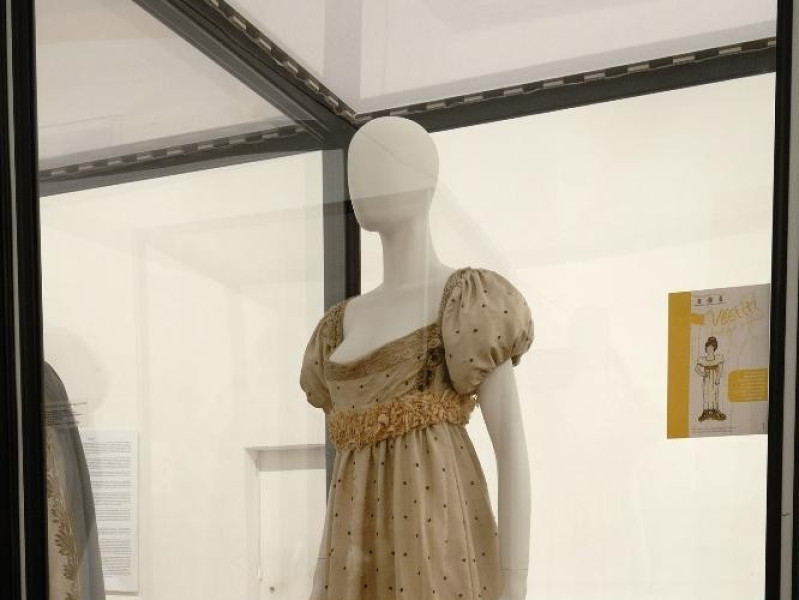 Abito femminile di gala. Inizi XIX secolo jpg; 1417 pixels; 2126 pixels