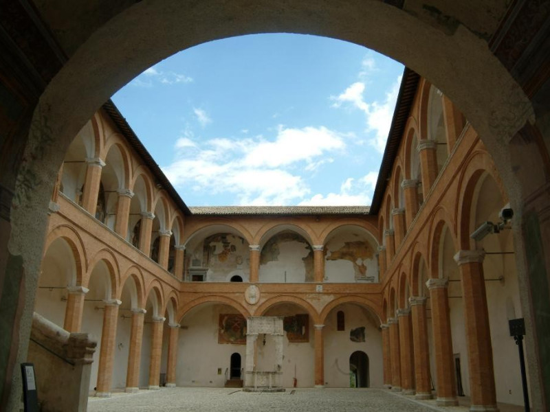Rocca Albornoziana. Cortile d'onore. ; jpg; 2181 pixels; 1495 pixels