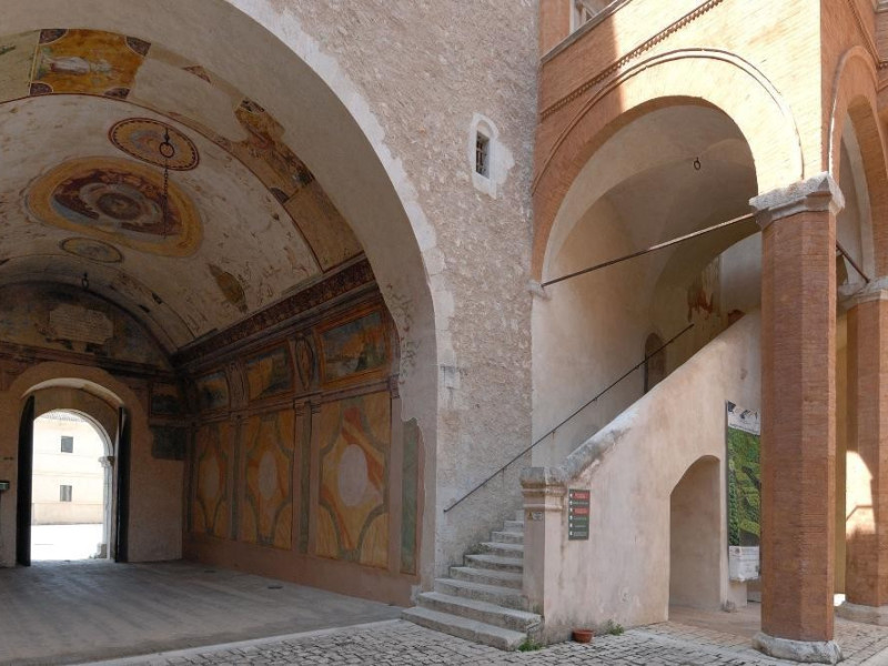 Rocca Albornoziana. Cortile d'Onore e Fornice Fedeli, Marcello; jpg; 2126 pixels; 1417 pixels