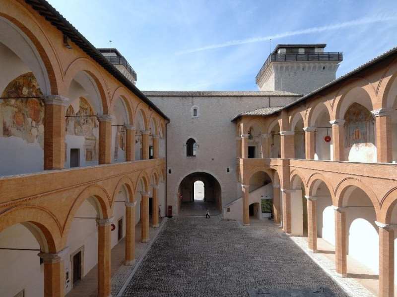 Rocca Albornoziana. Cortile d'Onore. Fedeli, Marcello; jpg; 2126 pixels; 1417 pixels