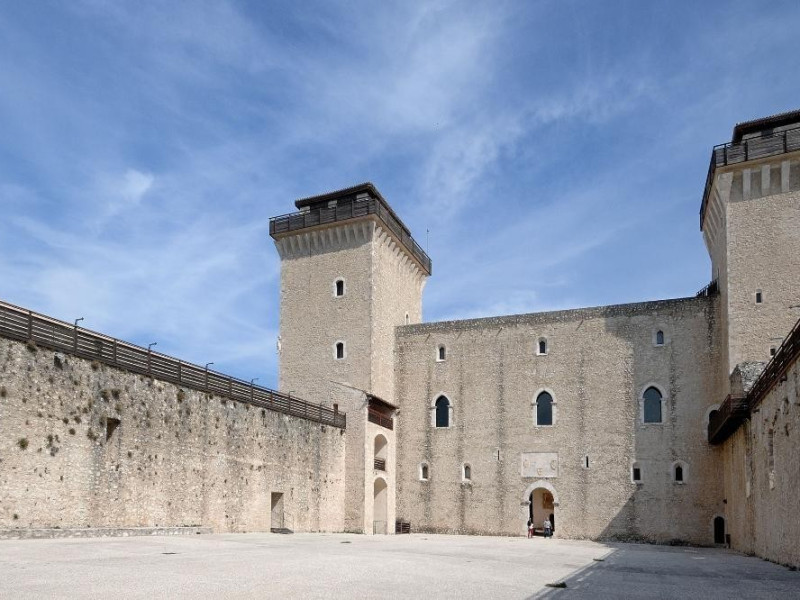 Rocca Albornoziana. Cortile delle Armi. Fedeli, Marcello; jpg; 2126 pixels; 1417 pixels