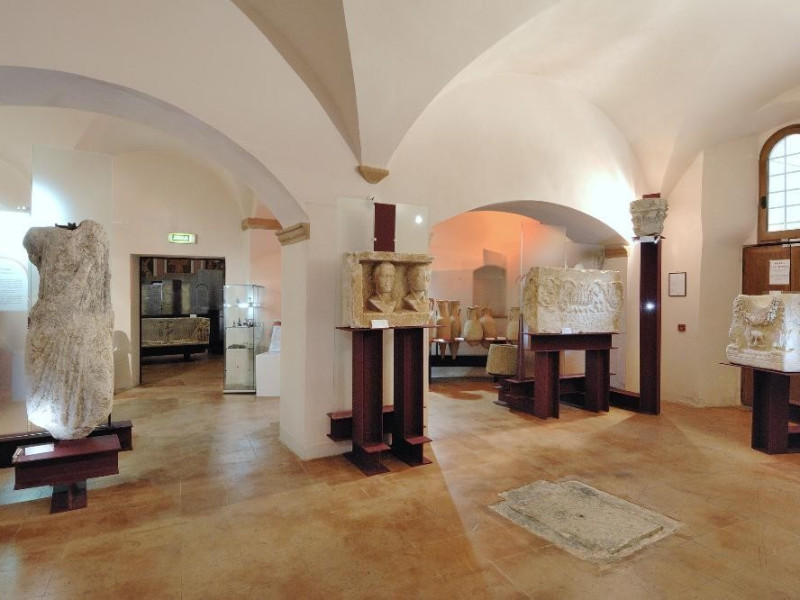 Complesso delle Lucrezie e Lapidarium. Sala e jpg; 2126 pixels; 1417 pixels