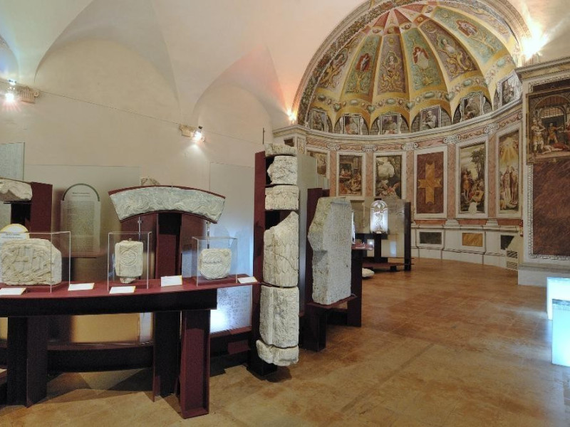 Complesso delle Lucrezie e Lapidarium. Sala e jpg; 2126 pixels; 1417 pixels