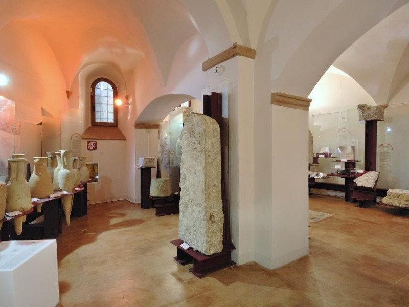 Complesso delle Lucrezie e Lapidarium. Sala e jpg; 2126 pixels; 1417 pixels