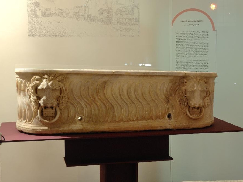 Complesso delle Lucrezie e Lapidarium. Sarcof jpg; 2126 pixels; 1417 pixels