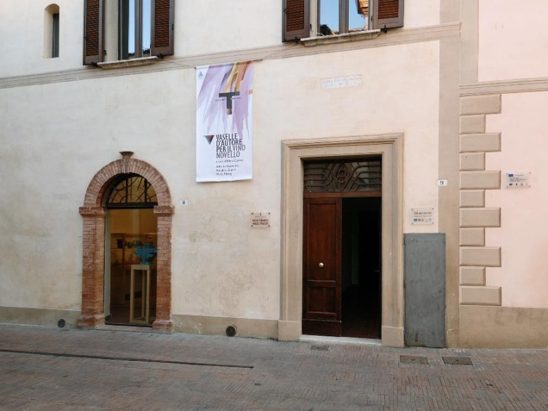 Collezione Nino Caruso. Ingresso. jpg; 2126 pixels; 1417 pixels Collezione Nino Caruso. Ingresso. jpg; 2126 pixels; 1417 pixels