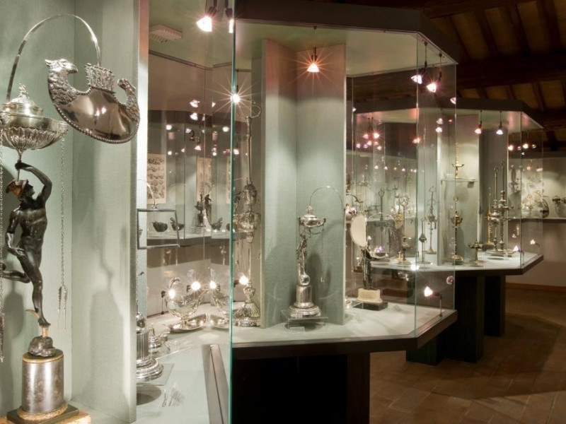 Museo dell'Olivo e dell'Olio. Vetrine esposit jpg; 1417 pixels; 945 pixels Museo dell'Olivo e dell'Olio. Vetrine esposit jpg; 1417 pixels; 945 pixels