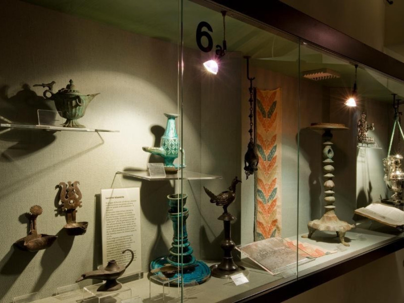 Museo dell'Olivo e dell'Olio. Vetrine esposit jpg; 1417 pixels; 955 pixels Museo dell'Olivo e dell'Olio. Vetrine esposit jpg; 1417 pixels; 955 pixels