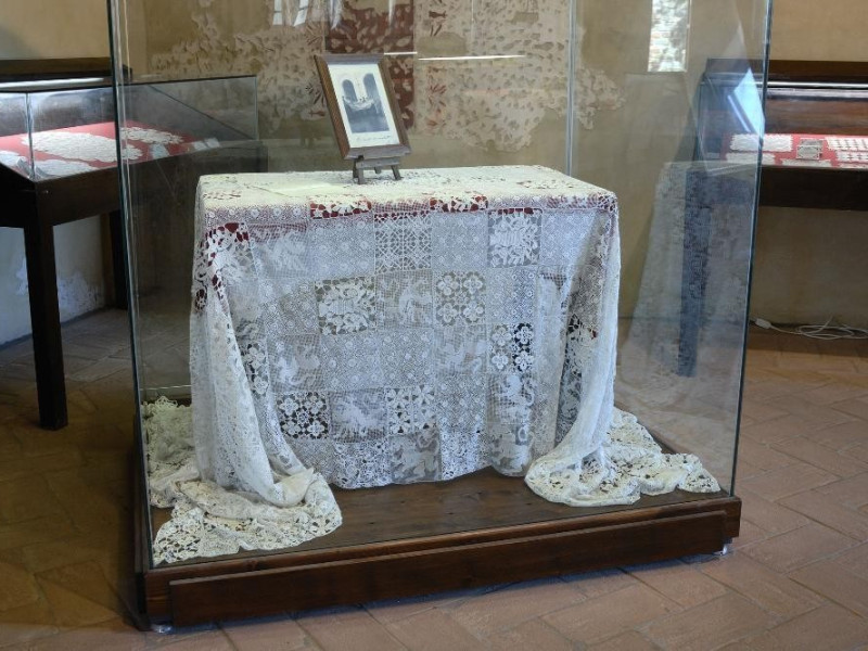 Museo del Merletto. Tovaglia a punto Irlanda. ; jpg; 2126 pixels; 1417 pixels Museo del Merletto. Tovaglia a punto Irlanda. ; jpg; 2126 pixels; 1417 pixels