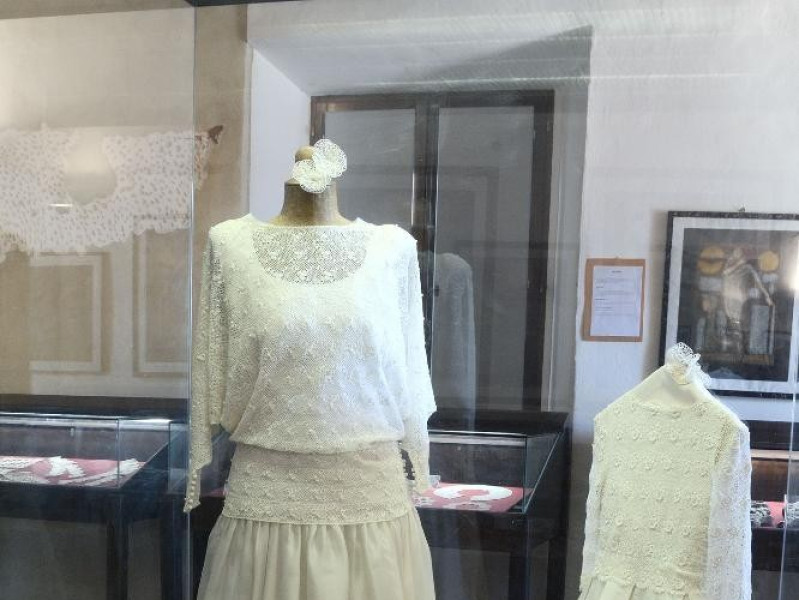 Museo del Merletto. Interno. Vetrina. ; jpg; 1417 pixels; 2126 pixels Museo del Merletto. Interno. Vetrina. ; jpg; 1417 pixels; 2126 pixels