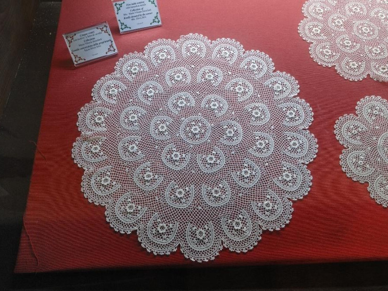 Museo del Merletto. Centrino a motivi a ferro ; jpg; 2126 pixels; 1417 pixels Museo del Merletto. Centrino a motivi a ferro ; jpg; 2126 pixels; 1417 pixels