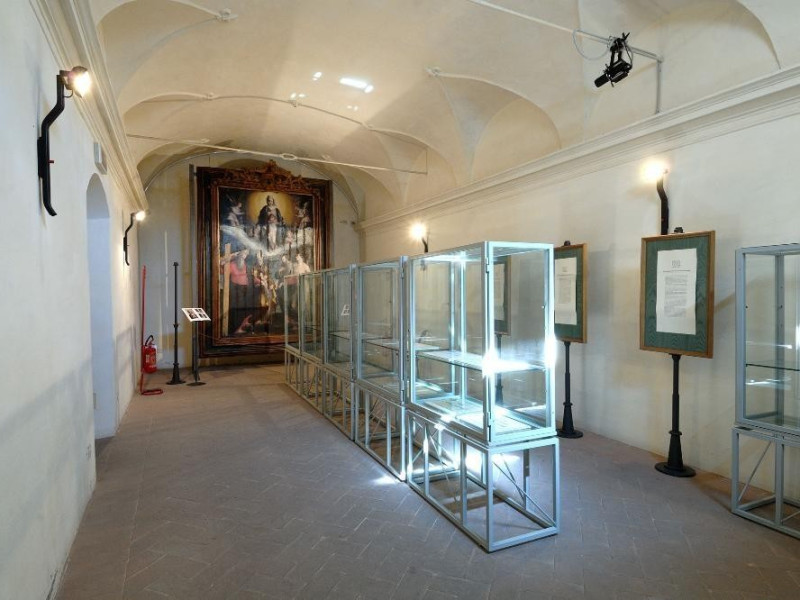 Museo di Santa Croce. Sala espositiva. jpg; 2126 pixels; 1417 pixels Museo di Santa Croce. Sala espositiva. jpg; 2126 pixels; 1417 pixels