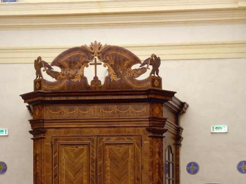 Museo di Santa Croce. Bussola d'ingresso. Bot jpg; 1417 pixels; 2126 pixels Museo di Santa Croce. Bussola d'ingresso. Bot jpg; 1417 pixels; 2126 pixels