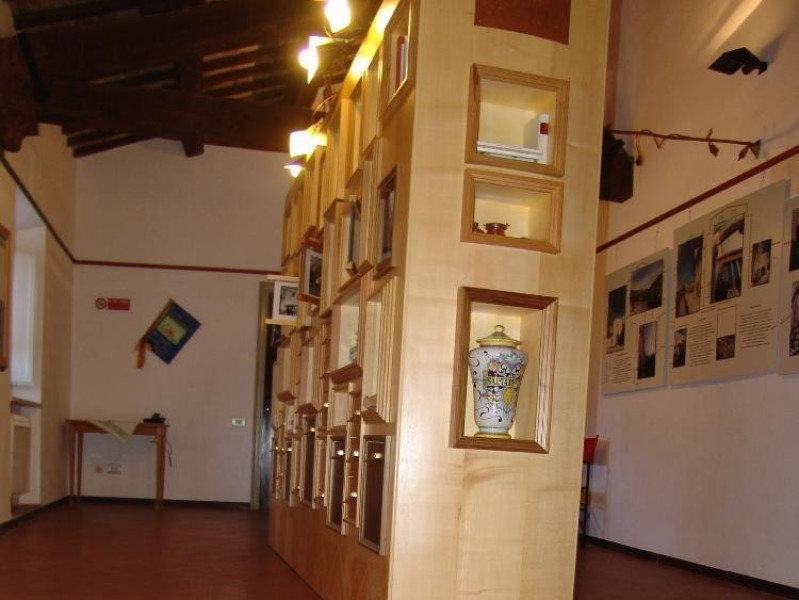 La casa dei racconti. Sala espositiva.  Bovini, Mirko; jpg; 1536 pixels; 2048 pixels