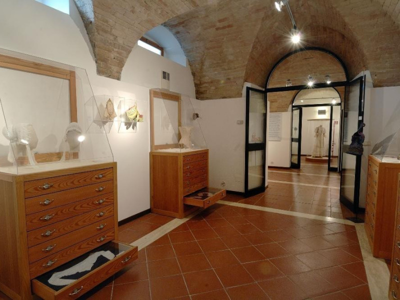 Museo del ricamo e del tessile. Interno. jpg; 2126 pixels; 1417 pixels Museo del ricamo e del tessile. Interno. jpg; 2126 pixels; 1417 pixels