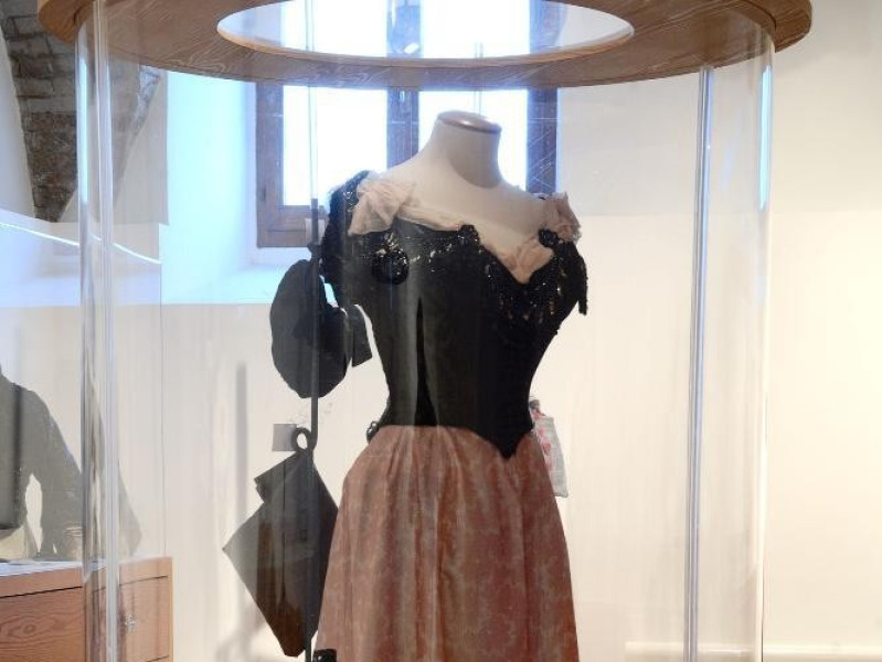 Museo del ricamo e del tessile. Interno. Abit jpg; 1417 pixels; 2126 pixels Museo del ricamo e del tessile. Interno. Abit jpg; 1417 pixels; 2126 pixels