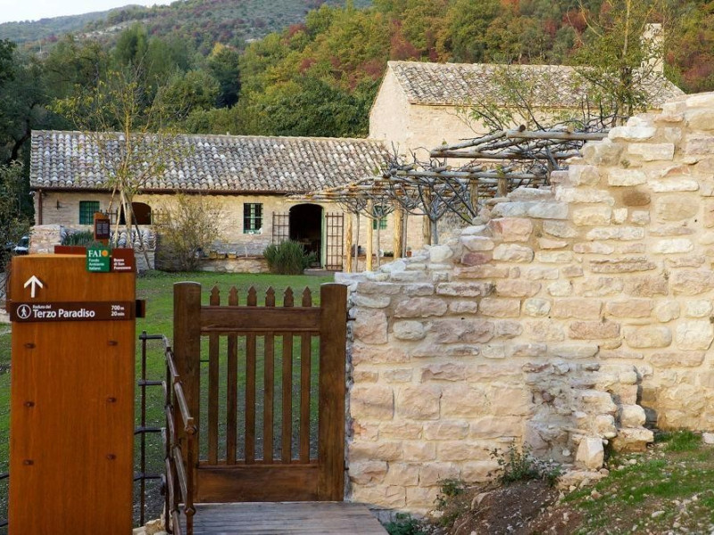 Inizio percorso: Radura del Terzo Paradiso Bosco di San Francesco, Assisi, FAI-Fondo Ambientale Italiano; jpg; 1500 pixels; 1000 pixels Inizio percorso: Radura del Terzo Paradiso Bosco di San Francesco, Assisi, FAI-Fondo Ambientale Italiano; jpg; 1500 pixels; 1000 pixels