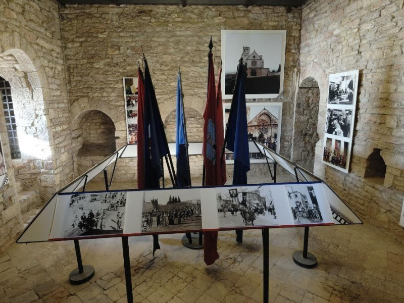 Rocca Maggiore. Interno. Esposizione delle ba Fedeli, Marcello; jpg; 2126 pixels; 1417 pixels Rocca Maggiore. Interno. Esposizione delle ba Fedeli, Marcello; jpg; 2126 pixels; 1417 pixels