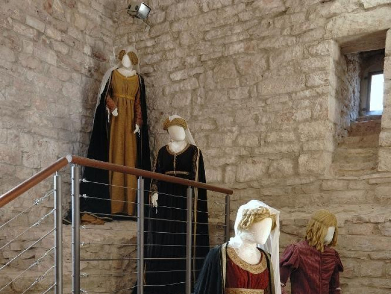 Rocca Maggiore. Interno. Rievocazione storica Fedeli, Marcello; jpg; 1417 pixels; 2126 pixels Rocca Maggiore. Interno. Rievocazione storica Fedeli, Marcello; jpg; 1417 pixels; 2126 pixels