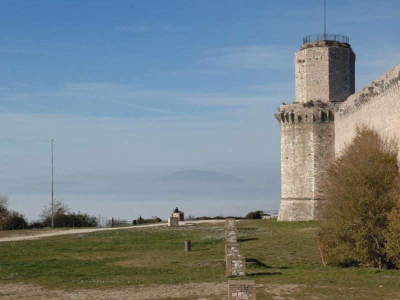 Rocca Maggiore. Veduta esterna Fedeli, Marcello; jpg; 2126 pixels; 1417 pixels Rocca Maggiore. Veduta esterna Fedeli, Marcello; jpg; 2126 pixels; 1417 pixels