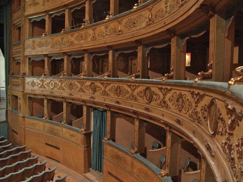Teatro del Pavone. Interno. Le logge. Bovini, Mirko; jpg; 3264 pixels; 2448 pixels Teatro del Pavone. Interno. Le logge. Bovini, Mirko; jpg; 3264 pixels; 2448 pixels