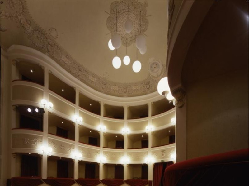 Teatro Subasio. Interno. La sala. Ficola, Paolo; jpg; 620 pixels; 768 pixels Teatro Subasio. Interno. La sala. Ficola, Paolo; jpg; 620 pixels; 768 pixels