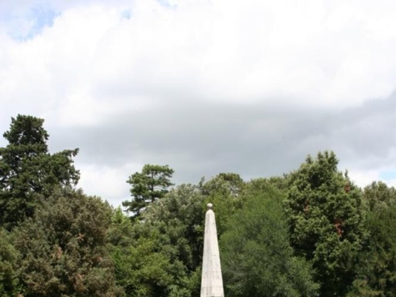 Villa Redenta. L'obelisco.  Parco Tecnologico 3A-Progetto Ville e Giardini Regione Umbria; jpg; 512 pixels; 768 pixels