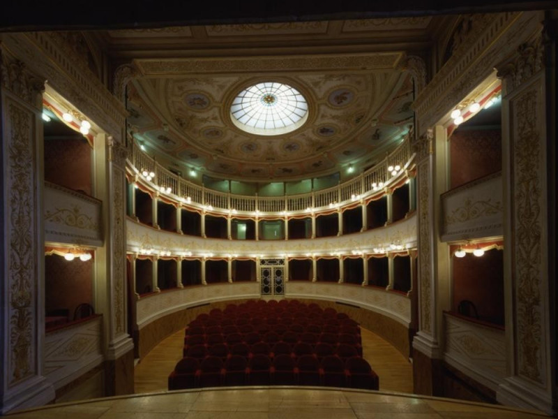 Teatro Clitunno. Interno. La sala vista dal p Ficola, Paolo; jpg; 768 pixels; 620 pixels Teatro Clitunno. Interno. La sala vista dal p Ficola, Paolo; jpg; 768 pixels; 620 pixels