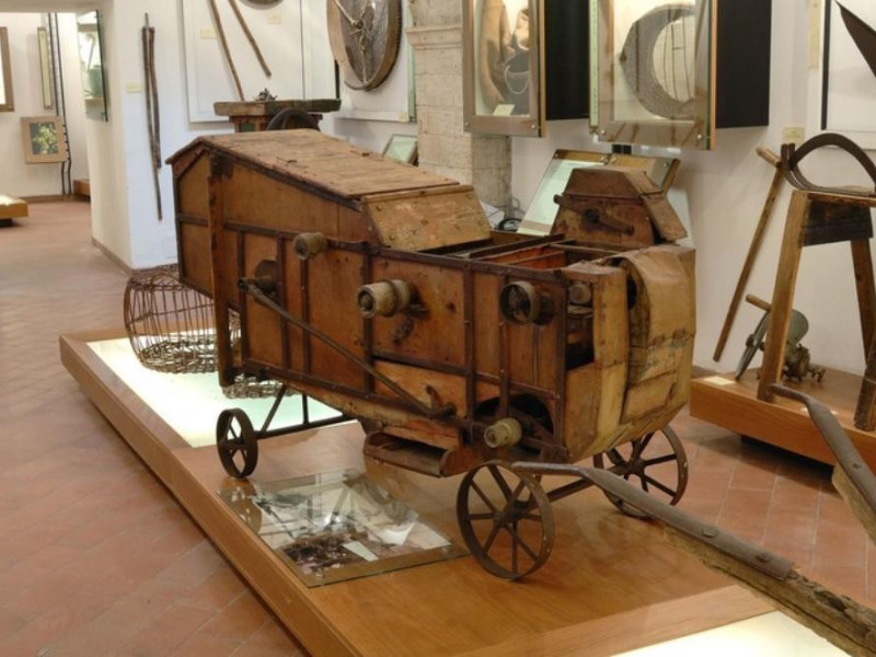 Interno. Museo della civiltà contadina la ter Fedeli, Marcello; jpg; 768 pixels; 511 pixels Interno. Museo della civiltà contadina la ter Fedeli, Marcello; jpg; 768 pixels; 511 pixels