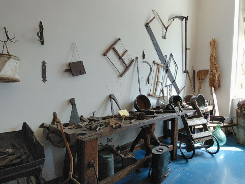 Strumenti di vita quotidiana contadina Fedeli, Marcello; jpg; 2126 pixels; 1417 pixels Strumenti di vita quotidiana contadina Fedeli, Marcello; jpg; 2126 pixels; 1417 pixels