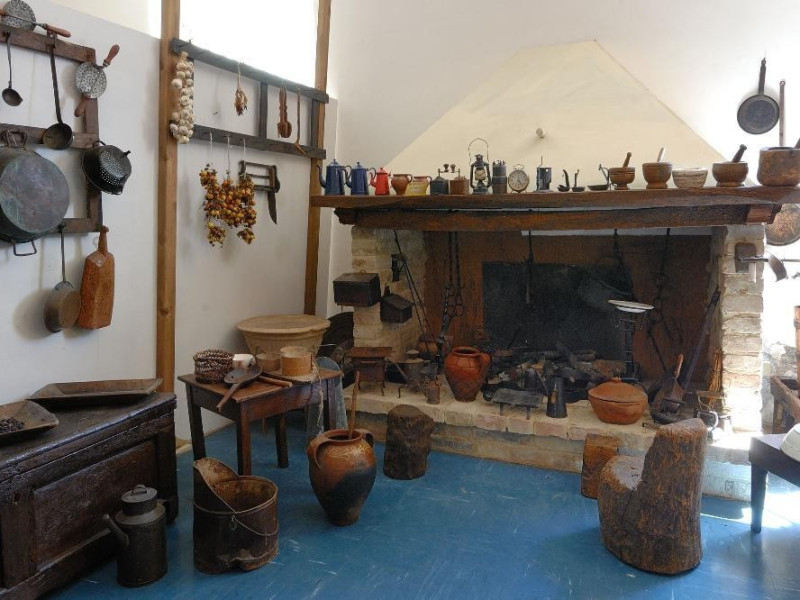 Strumenti di vita quotidiana contadina Fedeli, Marcello; jpg; 2126 pixels; 1417 pixels Strumenti di vita quotidiana contadina Fedeli, Marcello; jpg; 2126 pixels; 1417 pixels