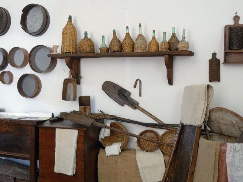 Strumenti di vita quotidiana contadina Fedeli, Marcello; jpg; 2126 pixels; 1417 pixels Strumenti di vita quotidiana contadina Fedeli, Marcello; jpg; 2126 pixels; 1417 pixels