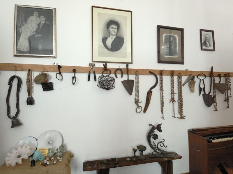 Strumenti di vita quotidiana contadina Fedeli, Marcello; jpg; 2126 pixels; 1417 pixels Strumenti di vita quotidiana contadina Fedeli, Marcello; jpg; 2126 pixels; 1417 pixels