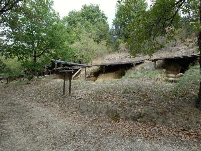 Necropoli umbro-etrusca del Vallone S. Lorenz Fedeli, Marcello; jpg; 2126 pixels; 1417 pixels