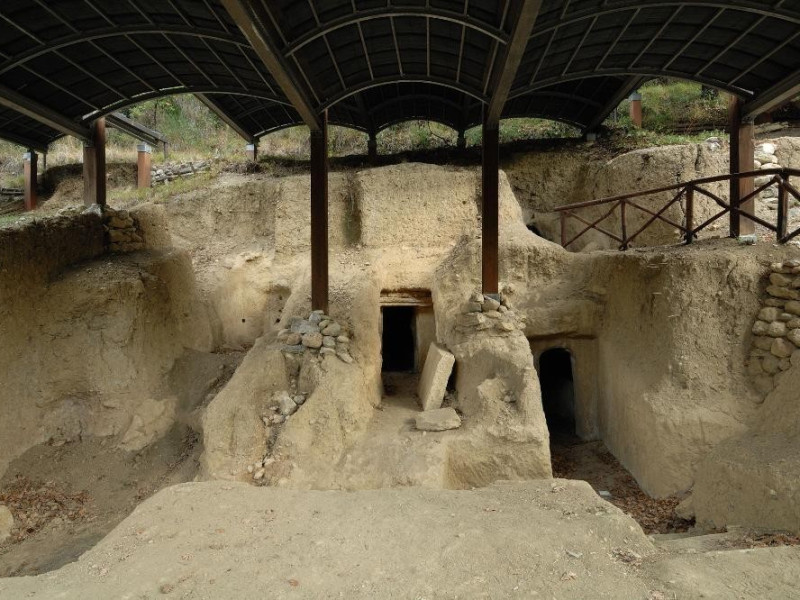 Necropoli umbro-etrusca del Vallone S. Lorenz Fedeli, Marcello; jpg; 2126 pixels; 1417 pixels