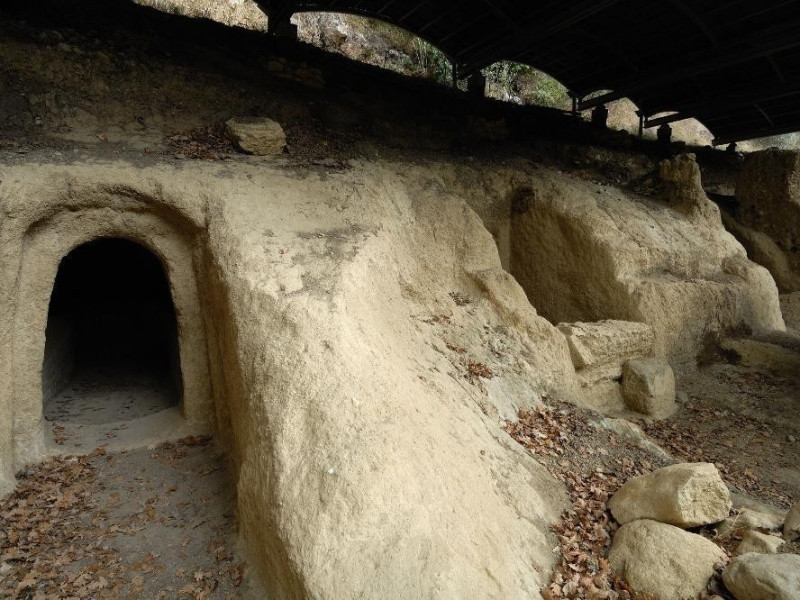 Necropoli umbro-etrusca del Vallone S. Lorenz Fedeli, Marcello; jpg; 2126 pixels; 1417 pixels