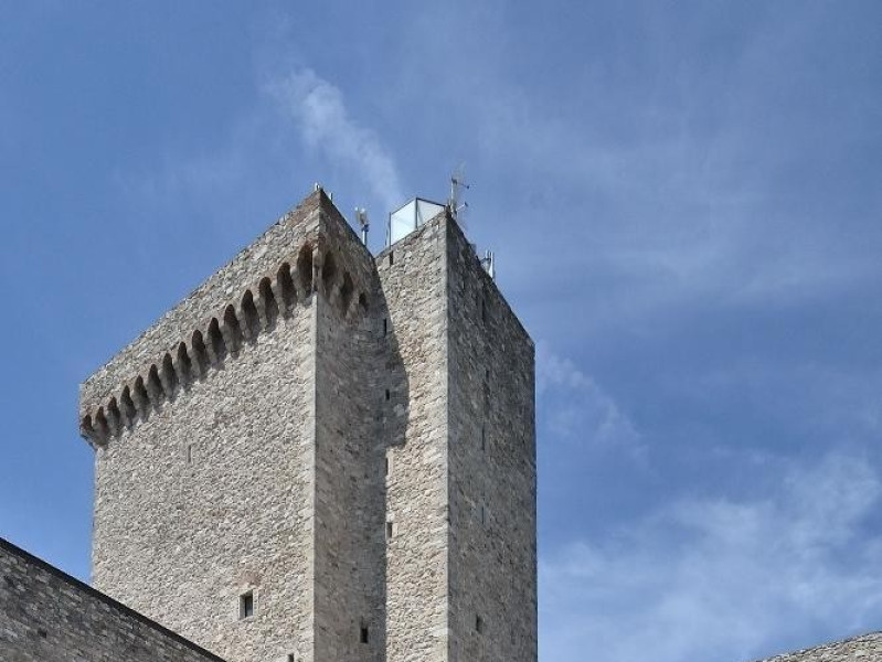 Corte interna. Maschio, pozzo e scalinata. Fedeli, Marcello; jpg; 1417 pixels; 2126 pixels Corte interna. Maschio, pozzo e scalinata. Fedeli, Marcello; jpg; 1417 pixels; 2126 pixels