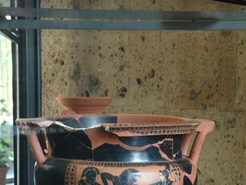 Cratere a colonnette a figure nere. VI sec. a Fedeli, Marcello; jpg; 1417 pixels; 2126 pixels Cratere a colonnette a figure nere. VI sec. a Fedeli, Marcello; jpg; 1417 pixels; 2126 pixels