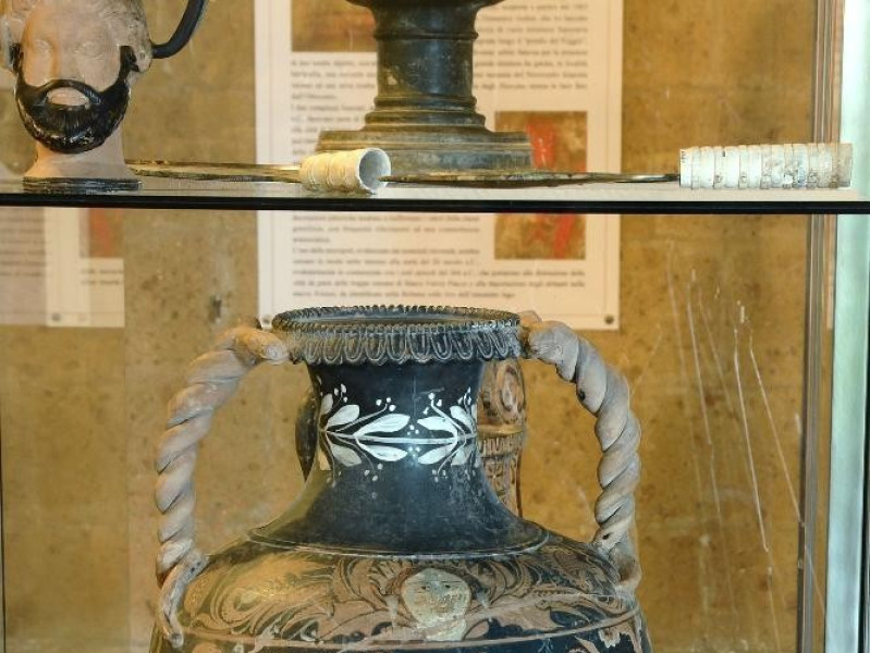 Anfora a figure rosse. 530-425 a.C. Fedeli, Marcello; jpg; 1417 pixels; 2126 pixels Anfora a figure rosse. 530-425 a.C. Fedeli, Marcello; jpg; 1417 pixels; 2126 pixels