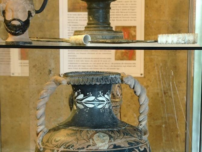 Anfora a figure rosse. 530-425 a.C. Fedeli, Marcello; jpg; 1417 pixels; 2126 pixels Anfora a figure rosse. 530-425 a.C. Fedeli, Marcello; jpg; 1417 pixels; 2126 pixels